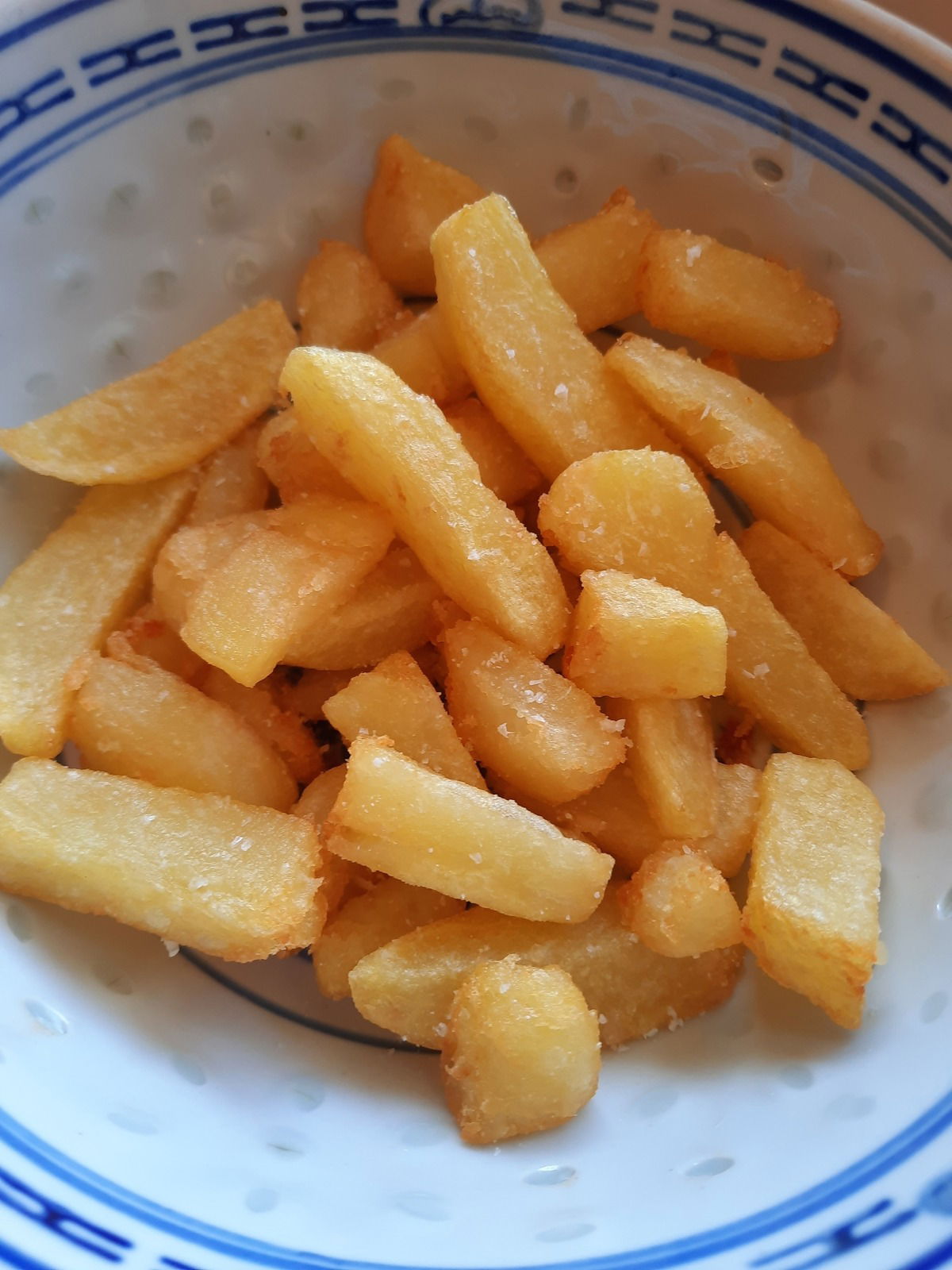 Zweimal vorkochen, dann fritieren. Auch eine gute Methode.