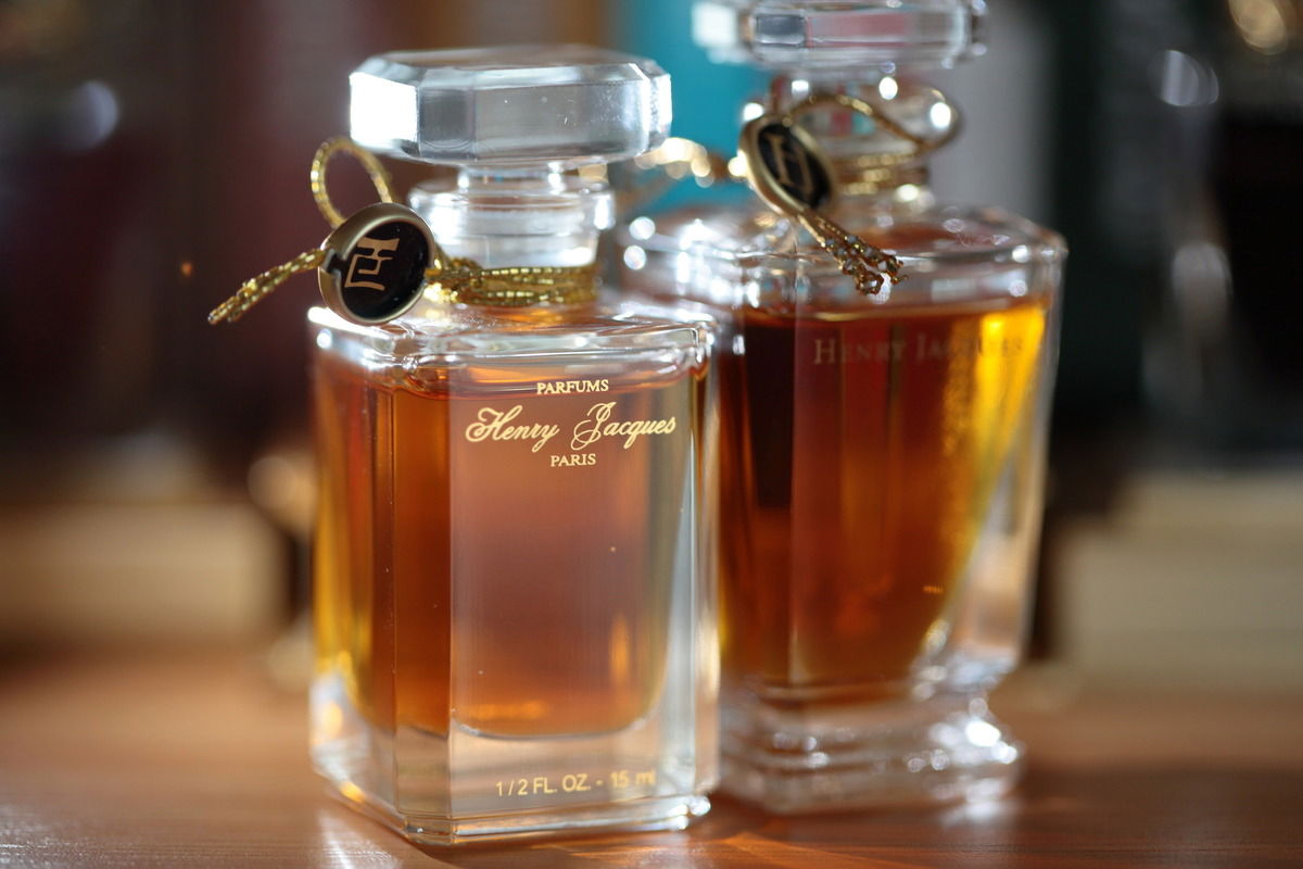 left: HJ Merveilleuse (vintage bottle), right: Jasmin de HJ (new style bottle); both15ml