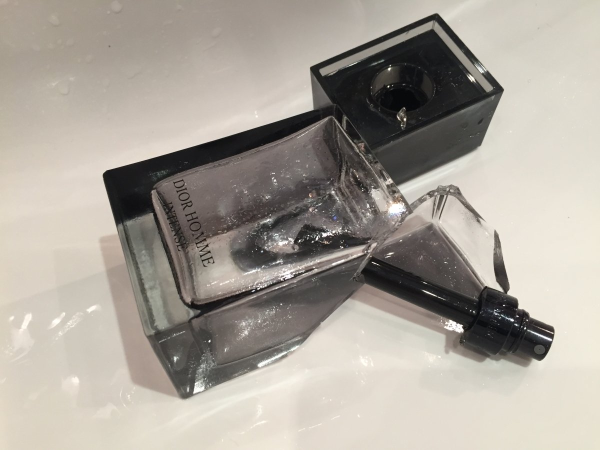 Der Alptraum eines jeden Parfumos..... 150ml Flakon, zu 2/3 voll (der sollte ein Leben halten)...heul..... :(