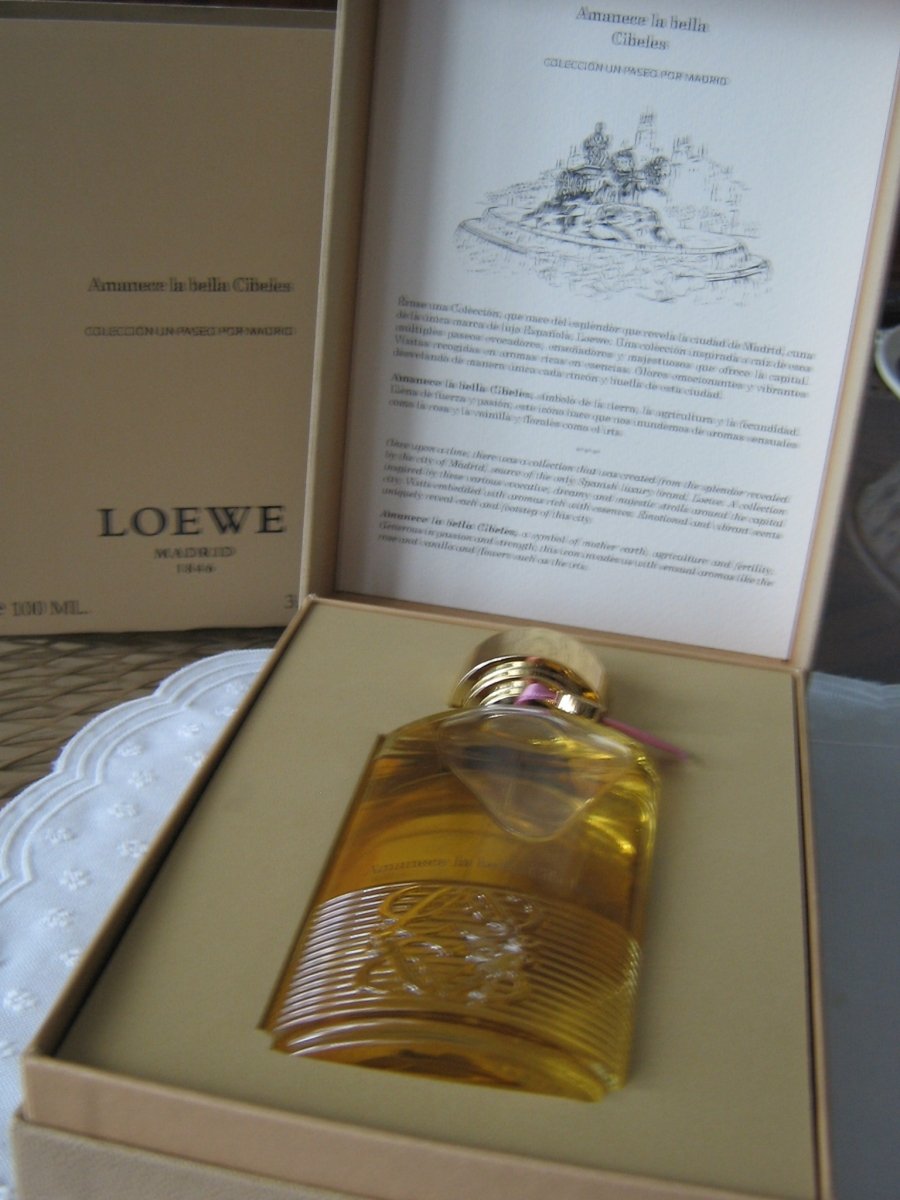 Coleccion un paseo por madrid - Amanece la bella Cibeles von LOEWE