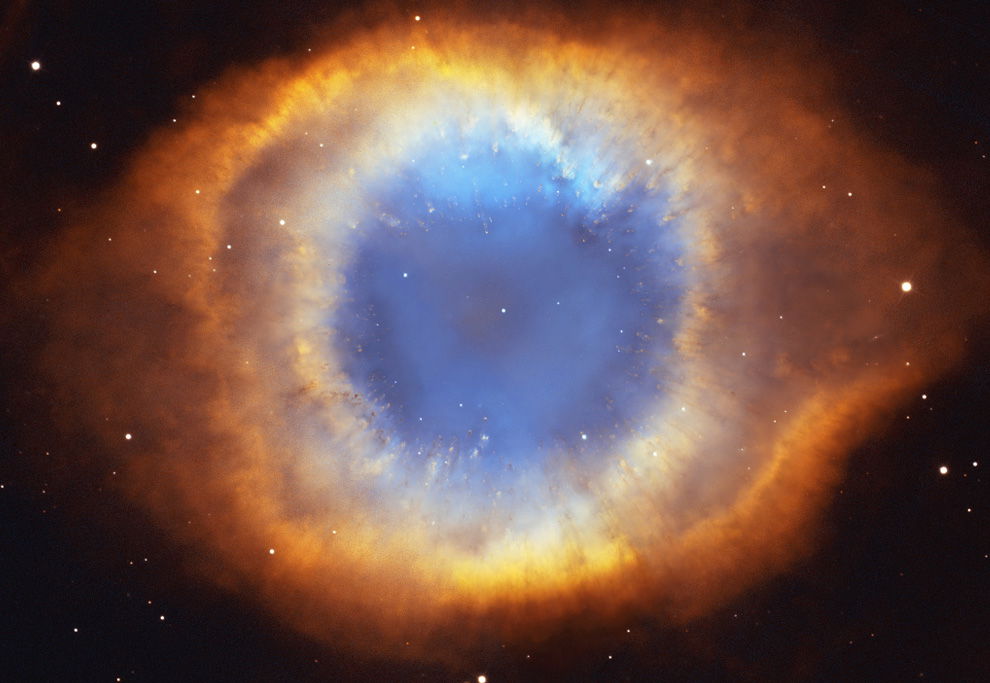 Das Auge Gottes oder auch Helixnebel NGC 7293 im Sternbild Wassermann. Der zu uns am nächsten gelegene planetare Nebel. Was als ein Nebel erscheint, sind in Wirklichkeit zwei sich ineinander kreuzende Nebel. In der Mitte ein weißer Zwerg, ein toter Stern