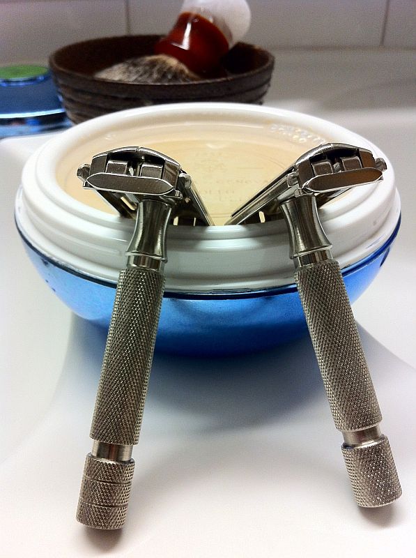 Rasierer: links Gillette Rocket HD, rechts Gillette Monobloc, Rasierseife: Acqua die Genova - Tiguillo del Golfo Basilico