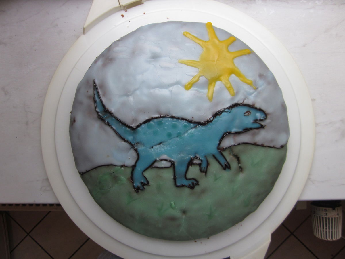 Kein großes Meisterwerk, aber "malt" ihr mal nur aus selbst eingefärbtem Zuckerguss einen Dino ;-P