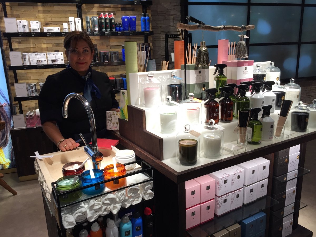 Milli von Rituals in Amsterdam, die mir zum Geburtstag den Oasis vorverkauft hat.