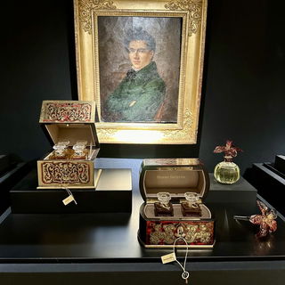 HJ Paris antique Chest...
