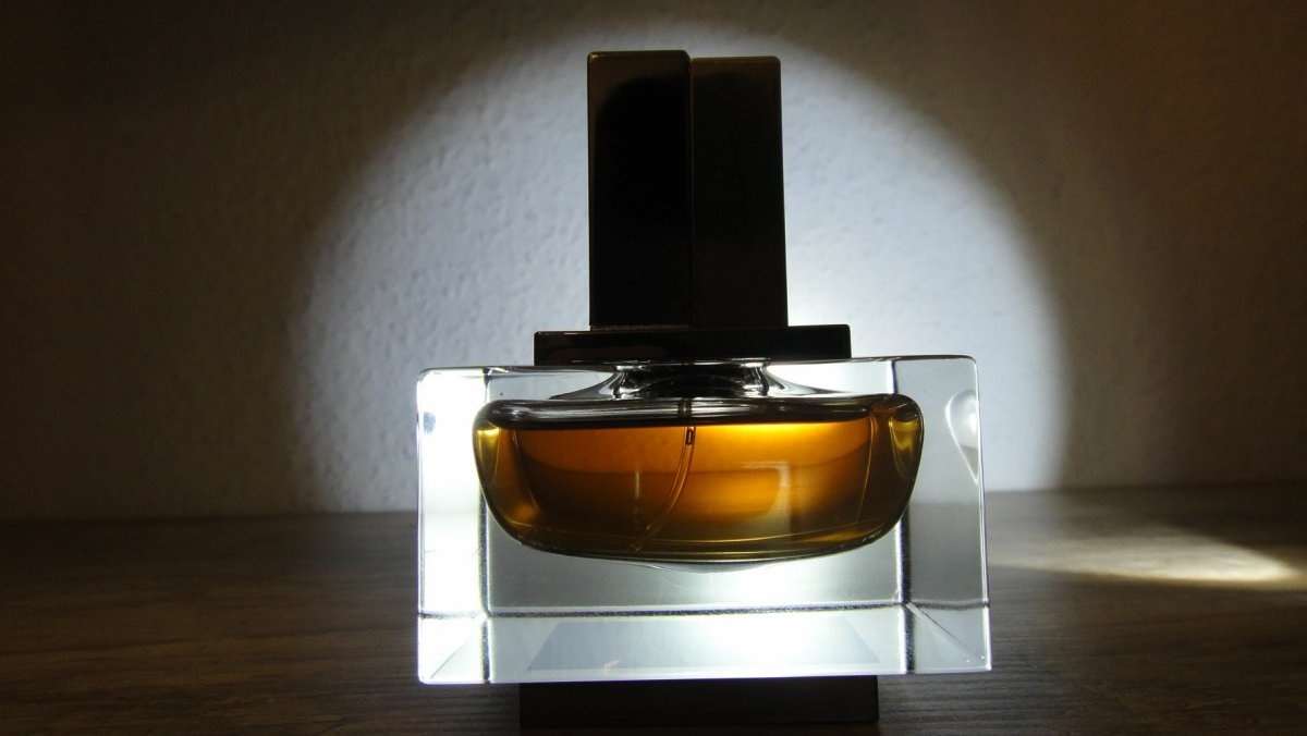 Der Flakon gefällt mir einfach zu gut, als dass ich den unfotografiert lassen könnte.