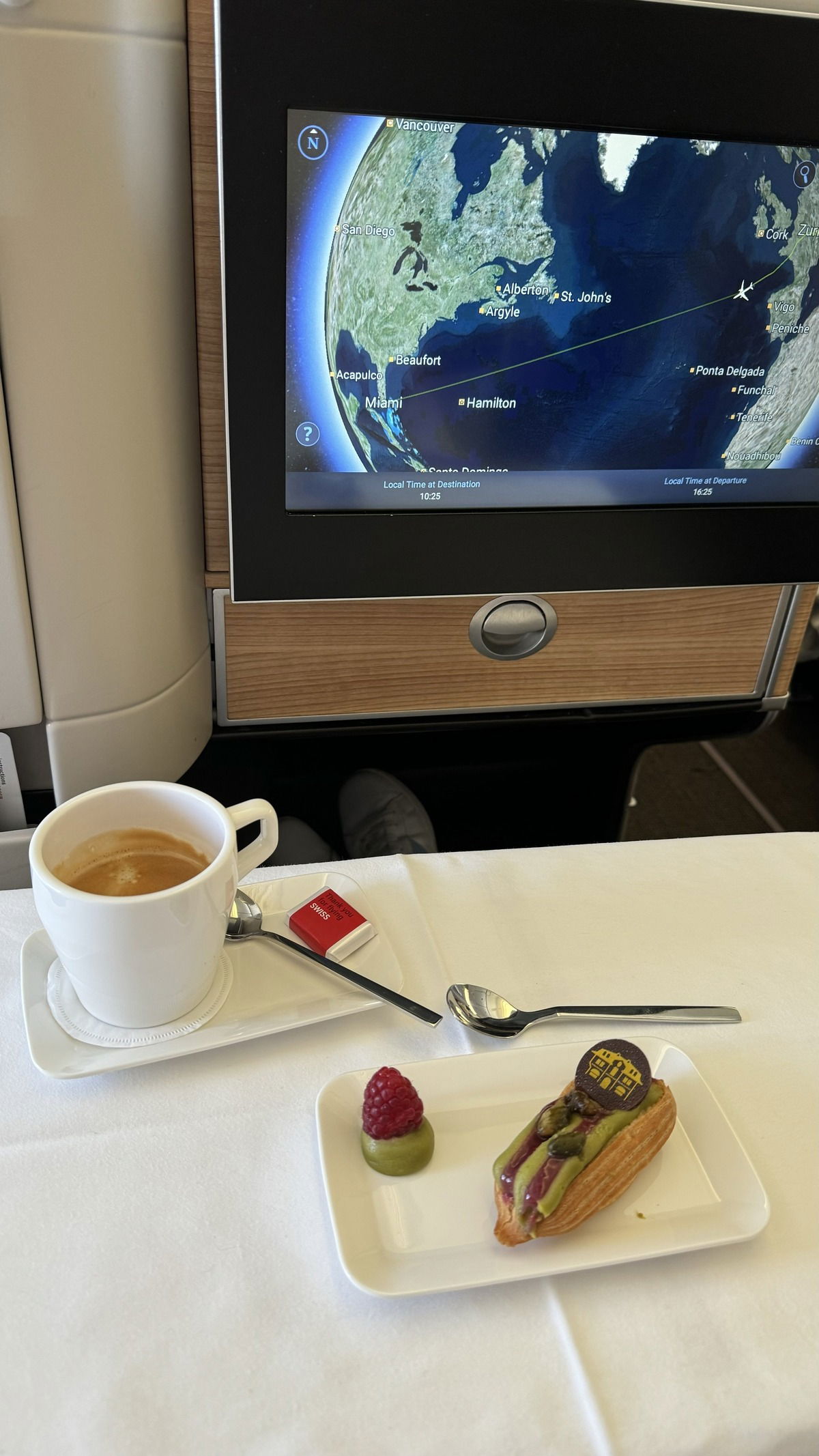 Kaffee und Eclairs auf knapp 10‘000 m Höhe.