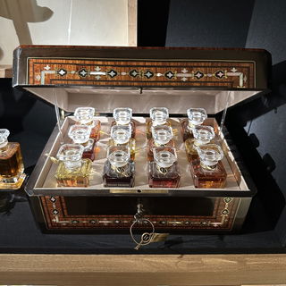 HJ Paris antique Chest...