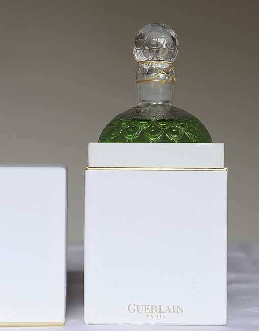 "Flacon géant" von Guerlain: eine enorme Stülpdeckelschachtel, 26 x 11,5 x 11,5cm - die in den Karton eingeprägten Bienen kriegt die Kamera leider nicht in den Griff