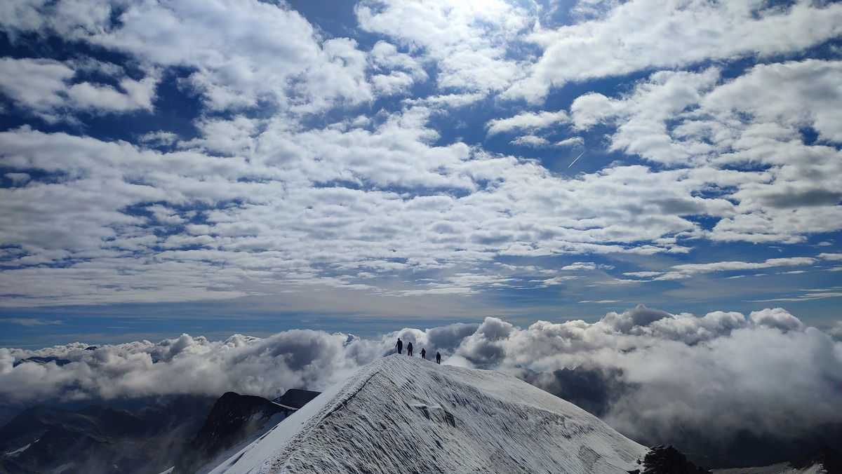 Blick vom Großvenediger (3.666 m) in Richtung Grat