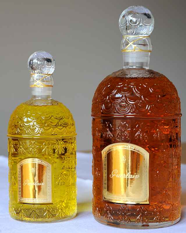 Guerlain-Extraits in "flacons géants" (=Riesenflakons): links ein halber Liter "Vol de Nuit", rechts ein Liter "Mitsouko".