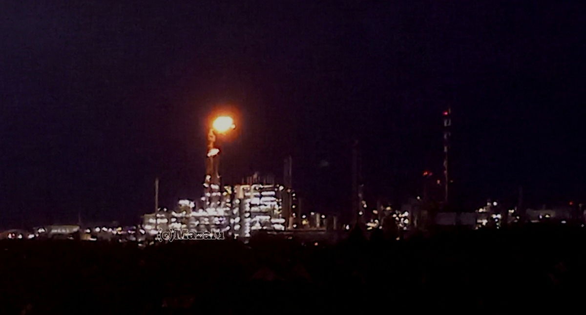 Gasfackel beleuchtet die Nacht