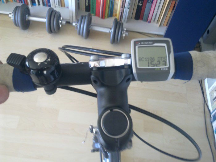 So ein Fahrradcomputer ist nützlich und ersetzt die Armbanduhr.