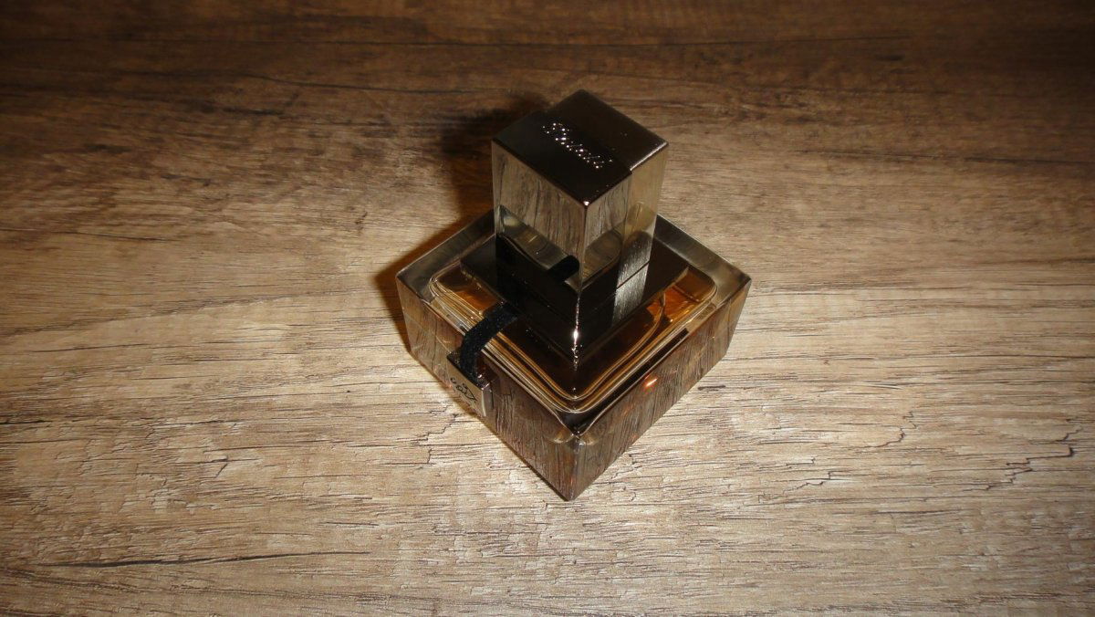 Der Flakon gefällt mir einfach zu gut, als dass ich den unfotografiert lassen könnte.