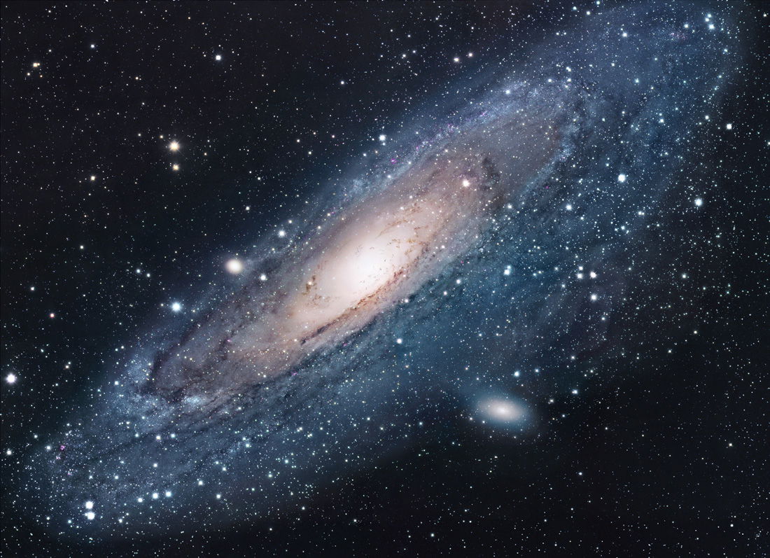 Die Andromeda-Galaxie (M31) - 2,5 Mio. Lichtjahre von uns entfernt. Eine Balkenspiralgalaxie wie unsere Milchstrasse, jedoch massereicher (5×grösser) mit 1 Billion Sternen. In ca. 4 Millionen Jahren kollidieren wir mit ihr und heissen dann "Milkomeda".