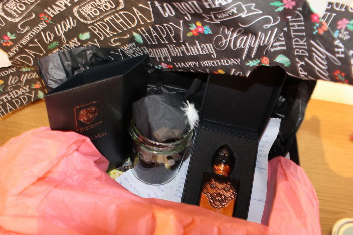 Mein Überraschungsgeburtstagsgeschenk von ganz lieben und grosszügigen Parfumos. Merci viu mau!