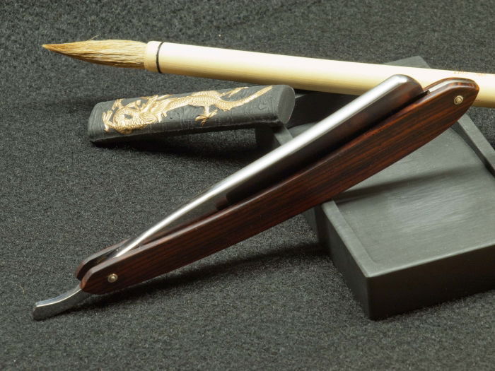 Rasiermesser Burgess 6/8 vollhohl mit custom made Shells aus Schweizer Nussbaum und Neusilberkeil