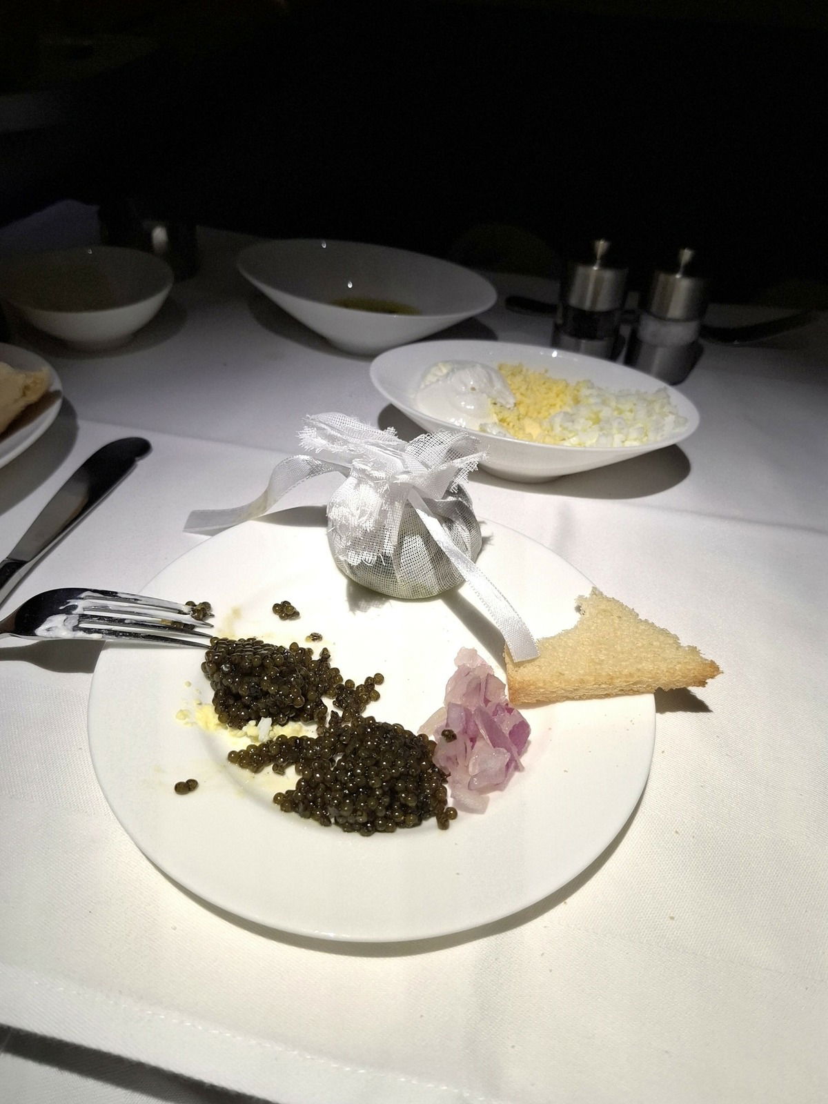 Zweimal Beluga - am Hals von Guerlain und am Gaumen von Lufthansa  :-)