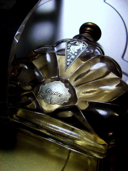 Chypre von L. Schmelzer, Düsseldorf;  Datierung: 1. Drittel 20. Jahrhundert ; Maße: H: 12 cm, B: 11,5 cm, T: 2,8 cm;  Material: Glas; Technik: gepresst (fabrikmäßig), geblasen (Form)