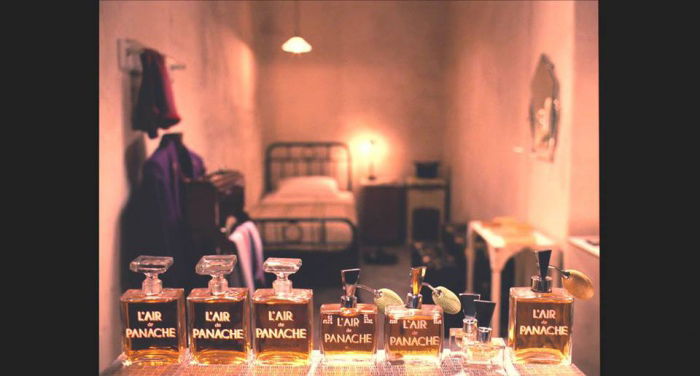 Man könnte Ihm riechen, bevor er ankam.Sein Parfum breitete sich Monate lang davor, und nach dem er shon weg war, herum."L'Air de Panache"