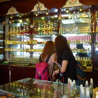 bei Kazura Perfumes & C...
