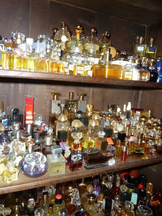 Der Schrank ist verschließbar - also ist Staubwischen wirklich nur 1x im Jahr angesagt und da wird dann auch immer gleich aussortiert :-)