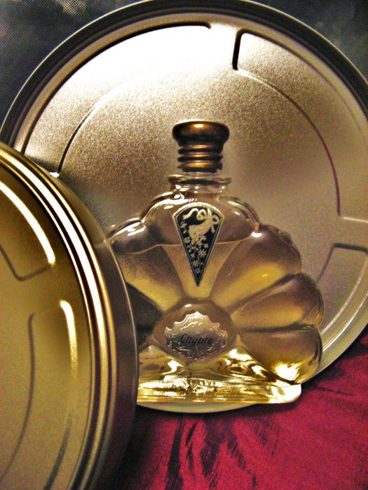 Chypre von L. Schmelzer, Düsseldorf;  Datierung: 1. Drittel 20. Jahrhundert ; Maße: H: 12 cm, B: 11,5 cm, T: 2,8 cm;  Material: Glas; Technik: gepresst (fabrikmäßig), geblasen (Form)