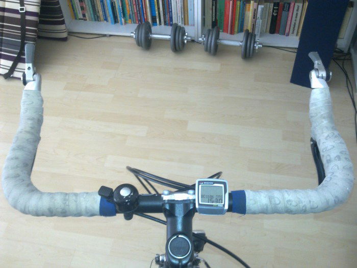 Triathlonlenker mit Lenkerendschalthebeln von Shimano. An den vertikalen Seiten sind unter dem Lenkerband Gelpads.