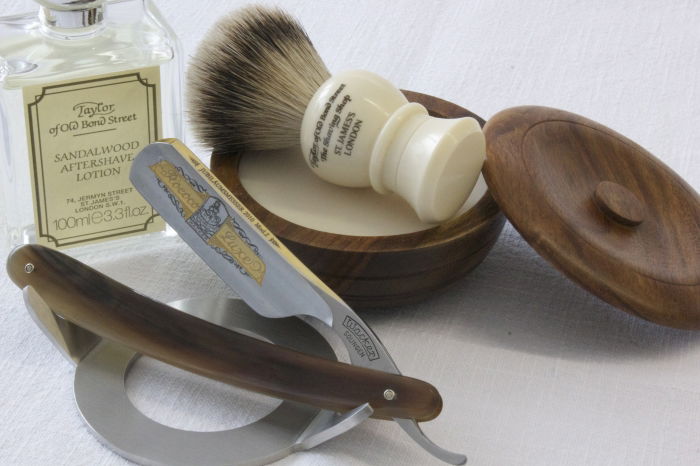 ToOBS Rasierpinsel Super Badger, ToOBS AS Lotion, ToOBS Sandalwood Rasierseife und Wacker Rasiermesser