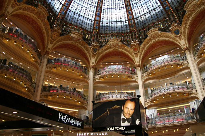 Parfumabteilung unter der Jugendstilkuppel Galeries Lafayette Paris