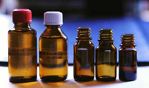 allerlei Braunglasflaschen, standardisiert ist da nichts - von links: 2 x 30ml, 2 x 10ml, 1x 5ml