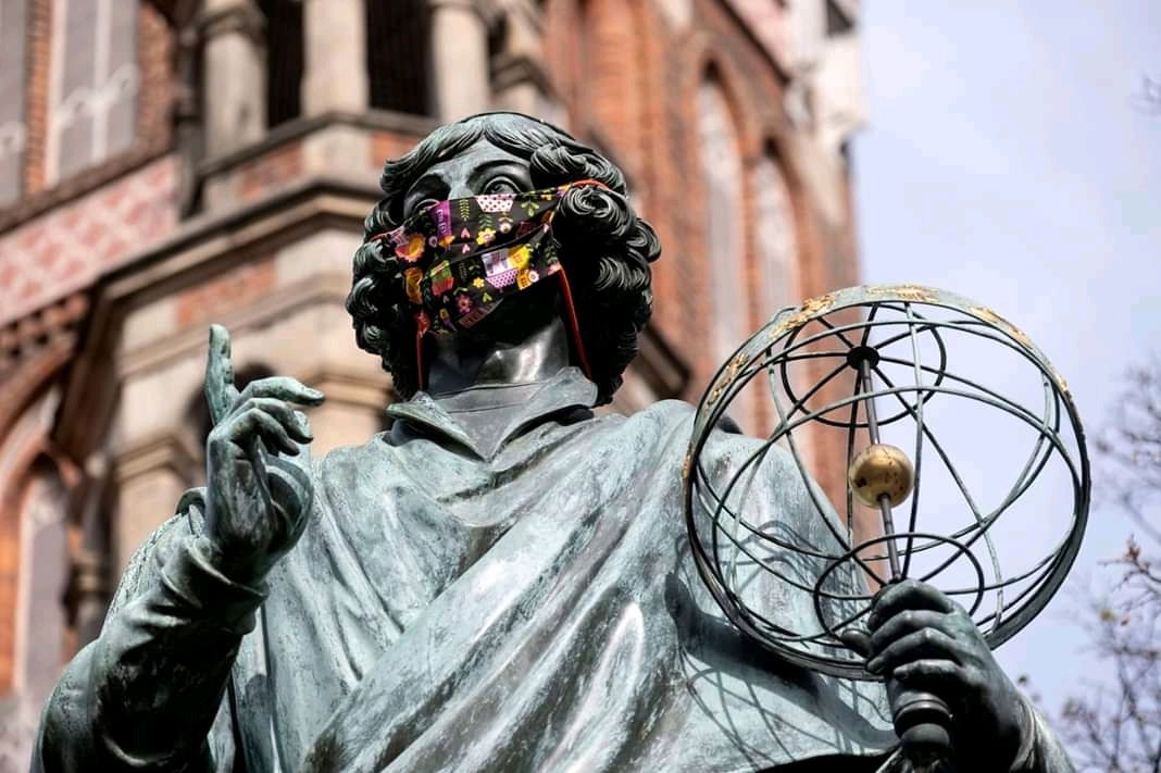 Und die Erde ist noch immer *rund* (Kopernikus-Statue, meine Heimatstadt)