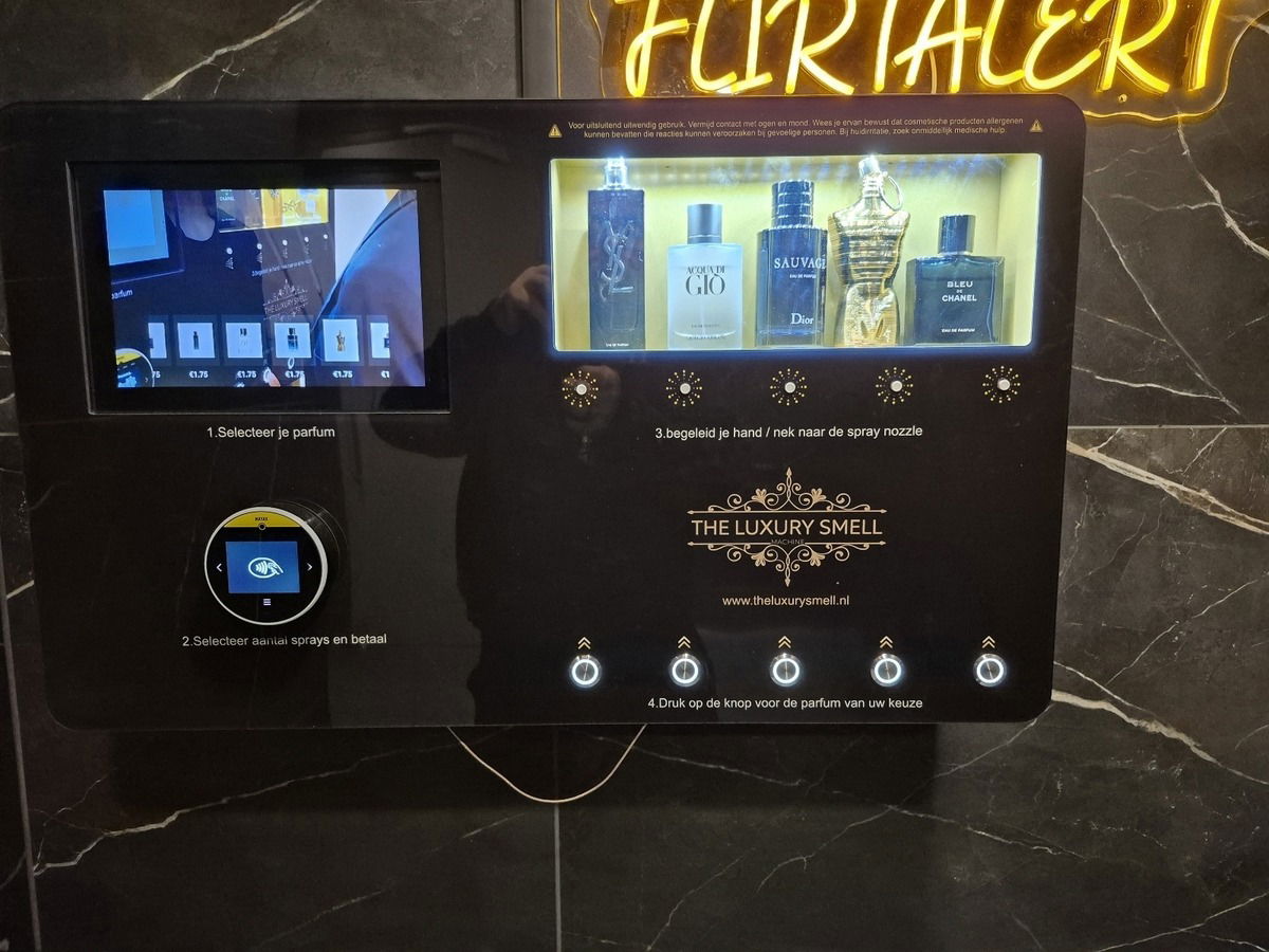 Auf einer Herrentoilette in Lelystad hing dieser Automat. Für 1,75 kann man da Duft nachlegen. Und bevor ich gefragt werde, nein, ich habe es nicht ausprobiert.