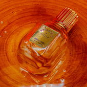 Den Flakon in Honig eingefroren und dann noch flüssigen Honig drüber für einen plastischen , Honigeffekt. (von Deschi)