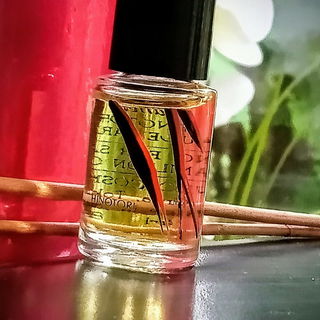 ein aufregender Duft, gut gekleidet 👘 entwickelt er sehr allmählich seine Richtung, die er dann konsequent verfolgt😉