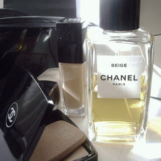 Ich empfinde diesen Duft eher strohgelb und sonnig, als BEIGE:-)