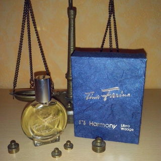 Tina Farina Harmony - Waage von Johann Maria Farina gegenüber dem Jülichs-Platz