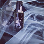 Hinter einem Schleier aus Kunstholz verborgen, der eigentliche Duft. (by Gandix)