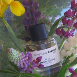 Von Lupinen umringt und mit einer gelben Iris geschmückt zeigt sich der wunderbare Duft Jardin Vertical. Fruchtig oppulent und auf einem Moschusbett ruhend, so stellt sich der feine Duft dar. Meine No.2 nach Laundrette von Frau Tonis Parfum. Tolles La