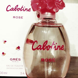 Des fleurs en rose, pas de vraie rose dans ce flacon. Ceci n'est pas une rose. (Ein rosafarbener Duft, kein Rosenduft). Vielleicht wird der schöne Duft oft schlechter bewertet als nötig,  weil das Adjektiv 