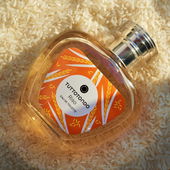 Wollte mich mal wieder an Parfüm Fotos wagen. Ich plane eine kleine Serie von 10 oder mehr Fotos C: (von Vikifox)