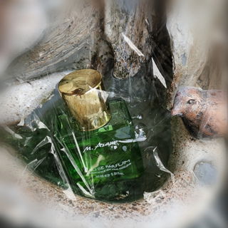 Danke schön für Eure Bemerkungen. Der Duft steht in einem Brunnen, sieht man leider schlecht, sonst wäre es noch erfrischender. :-)