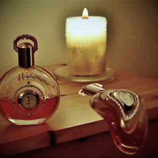 Nimm Dir Zeit für die Liebe, sie ist so flüchtig wie unsere schönen Düfte. Schöne Weihnachten.