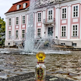 Die kleine Meerjungfrau vor dem Schloss des Prinzen.