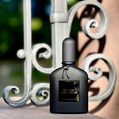 Hallo Ihr Lieben, da steht er in schwarzer Schönheit, vor geschwungenem Metall. Ein stiller Moment. Ich wünsche Euch einen schönen Tag und sende liebe Grüße. 🙏🥰🖤 (von Myfumi)