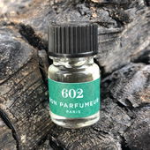 Die Reste des Schwedenfeuers am Tag nach der Bescherung geben für diesen holzigen Duft den passenden Hintergrund. (von BeJot)