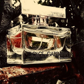 As an anecdote I have to say that the poor bottle did not survive the photo session. As soon as it was finished, it fell over and broke... I don't know if I'm the only one this has happened to...