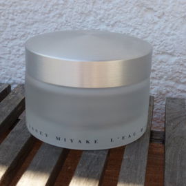 Wer kennt noch die Issey Miyake Körpercreme in dem soliden Glasstiegel?