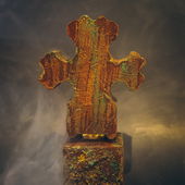 Kunst und Mahnmal im Flakon. Animalisch, sakral, unbequem schön. Ein toller Flakon, mit etwas Rauch für Euch in Szene gesetzt. (by 44muc)