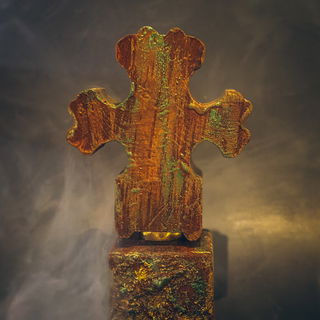 Kunst und Mahnmal im Flakon. Animalisch, sakral, unbequem schön. Ein toller Flakon, mit etwas Rauch für Euch in Szene gesetzt.